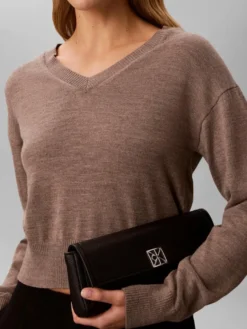 Calvin Klein Emblem hw clutch