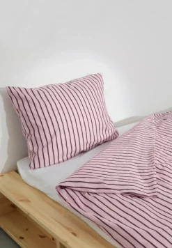 Åhléns Home Nora raidallinen pussilakanasetti 150x210+50x60 cm pinkki/burgundi