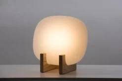 Innolux kirkasvalo Lempi 25W Led, opaalivalk kupu sekä mattalakattu massiivisaarni jalusta