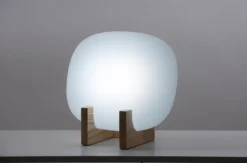 Innolux kirkasvalo Lempi 25W Led, opaalivalk kupu sekä mattalakattu massiivisaarni jalusta