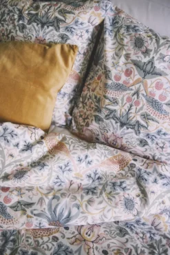 William Morris pussilakana 150x210cm Strawberry Thief pastelli